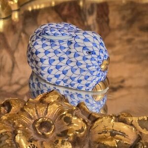 herend sitting fishnet bunny 15339 BLUE w/ 24K Gold accents/STORE DISPLAY 2.25"